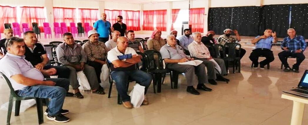 ﻟﻘﺎء ﻣﻮزﻋﻴﻦ وﻣﺰارﻋﻴﻦ ﺣﻮل أﻧﺒﻮب اﻟﺮي ﺑﺎﻟﺘﻨﻘﻴﻂ دي٢٠٠٠ ﻓﻲ ﻣﻨﻄﻘﺔ ﻋﺮى ﻓﻲ ﻣﺤﺎﻓﻈﺔ اﻟﺴﻮﻳﺪاء